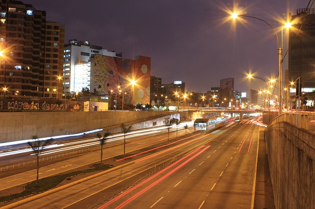 osvětlená silnice ve městě