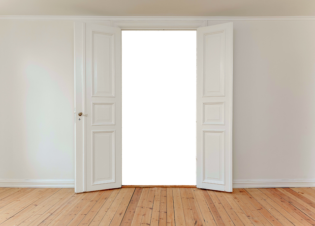 bílé dvoukřídlé dveře