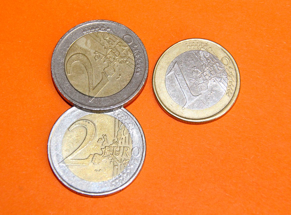 tři mince